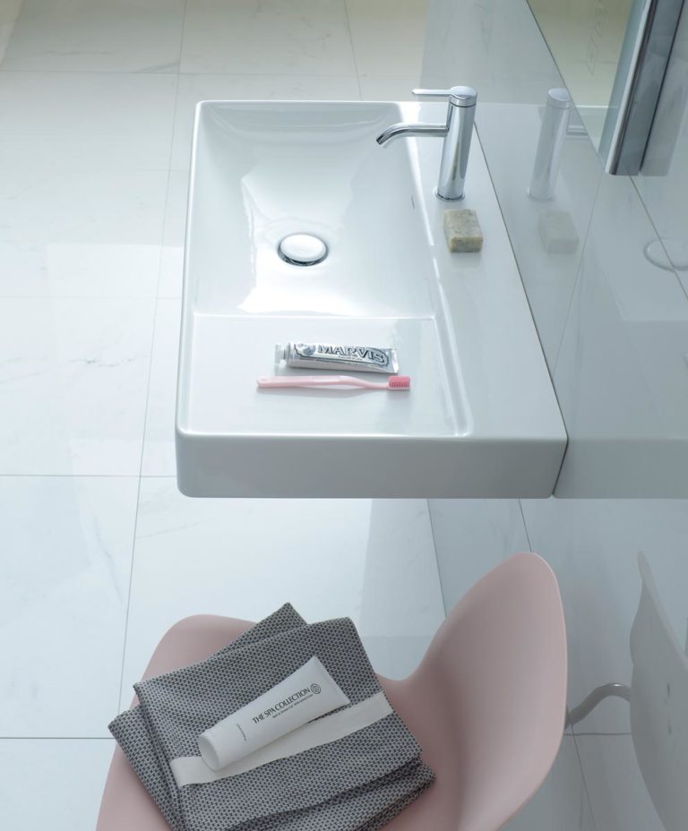Ablageflächen neben dem Waschbecken: DuraSquare von Duravit schafft