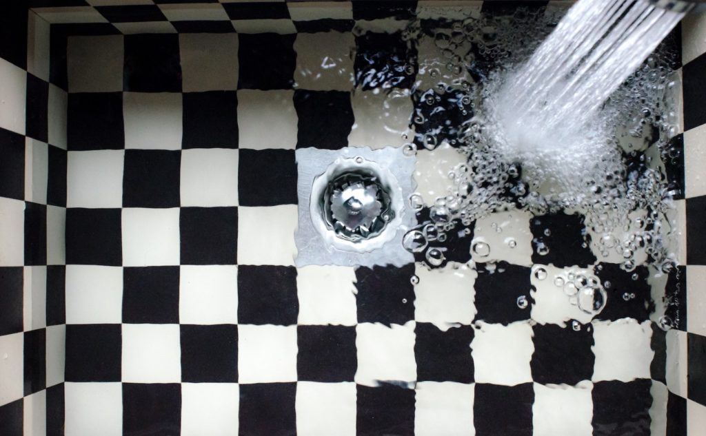 Abfluss in der Dusche stinkt Was tun?