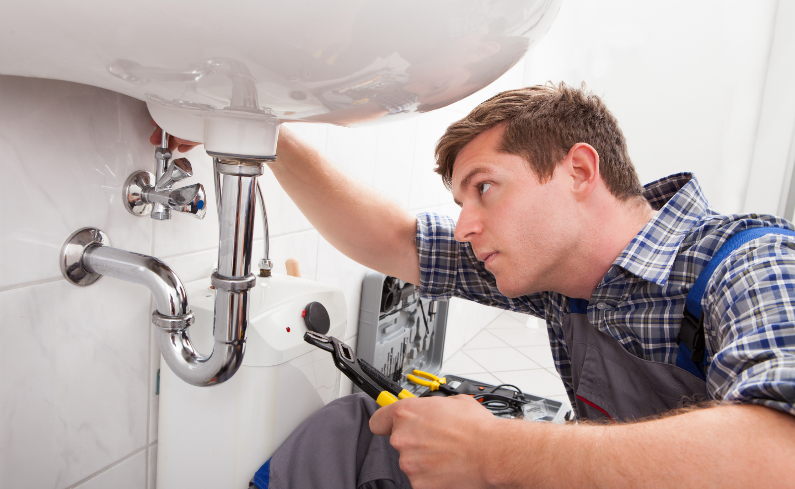 Ein Handwerker verlangt für diesen Dienst meist mehrere hundert Euro