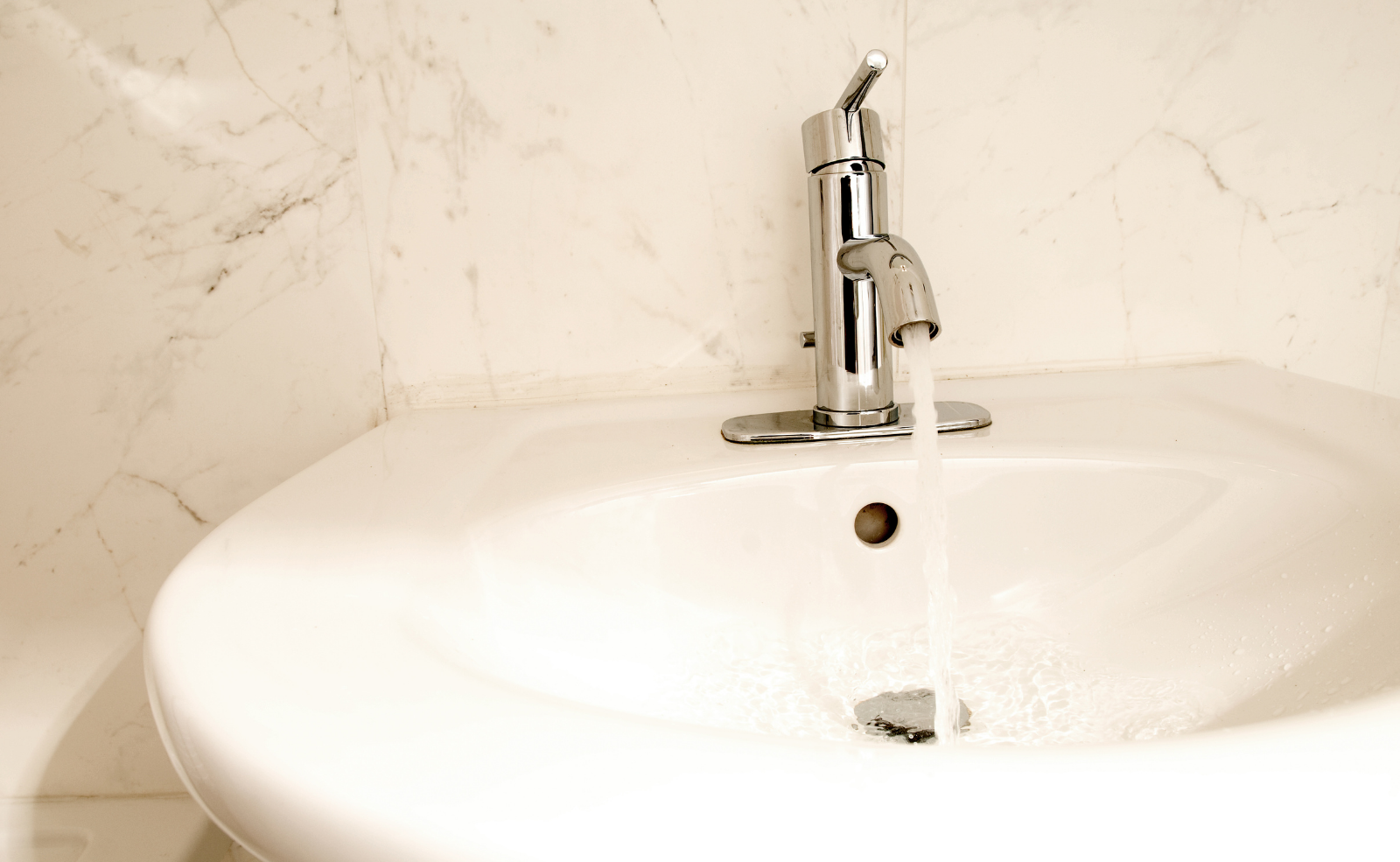 Am Schluss sollte das Wasser wieder fließen und du kannst dich an einem neuen Waschbecken erfreuen