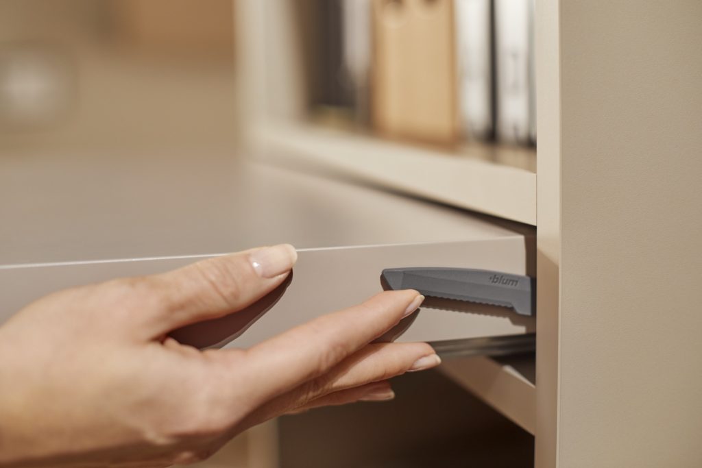 Vielfältige Anwendungen-Einfache Bedienung und sicherer Halt–mit der Tablararretierung von Blum 
