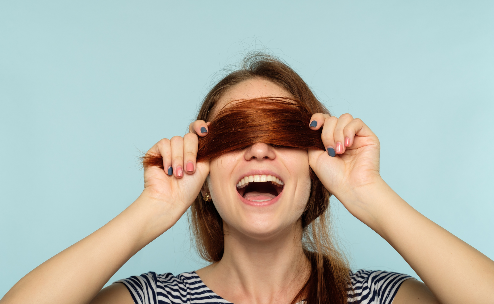 Gelegentlich kannst du zum Trockenshampoo greifen, das sollte aber nicht zur Mode werden - deine Kopfhaut dankt es dir.