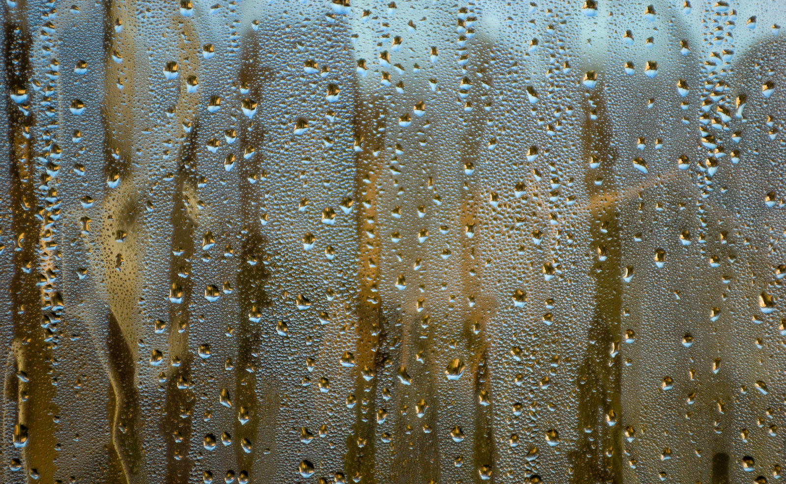 Regelmäßiges Lüften nach dem Baden oder Duschen spielt bei der Vermeidung von feuchten Wänden eine wichtige Rolle.