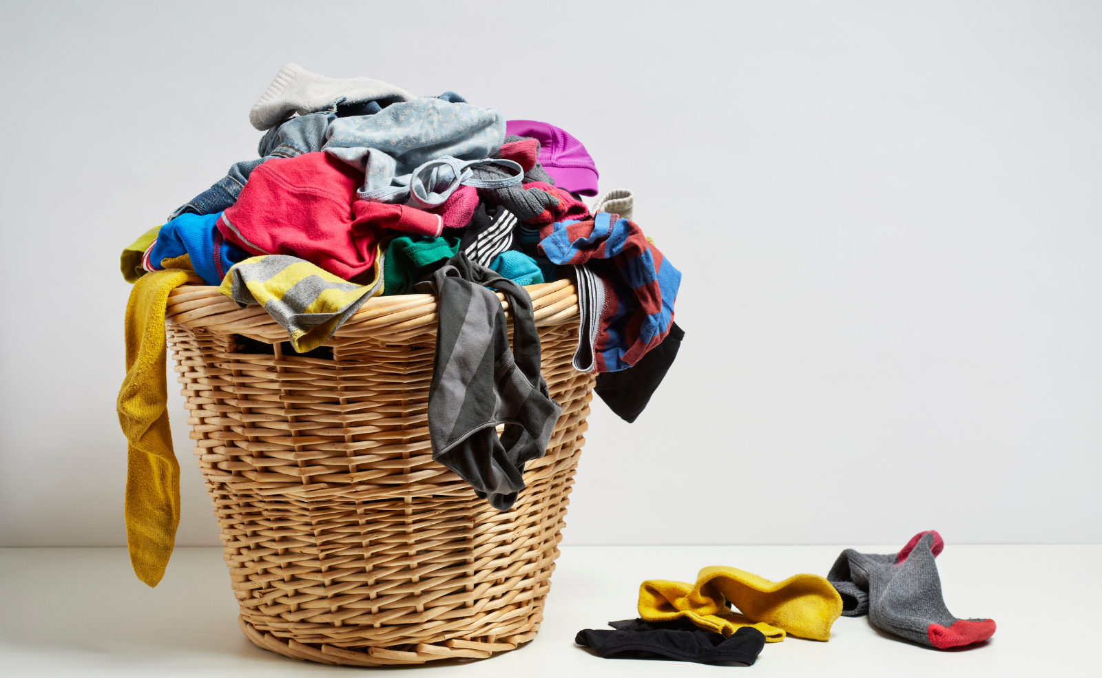 Das Vermeiden von defekten Waschmaschinen fängt schon bei der Wäsche an. Überprüfe Hosen, Pullover, etc. immer auf etwaige Gegenstände in den Taschen.