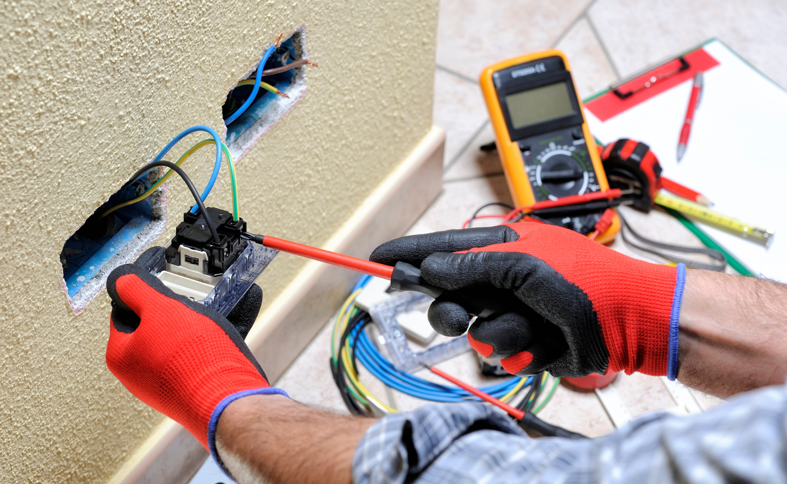 Das Arbeiten mit Strom ist trotz allem sehr gefährlich. Im Zweifelsfall sollte man immer einen Fachmann ans Werk lassen.