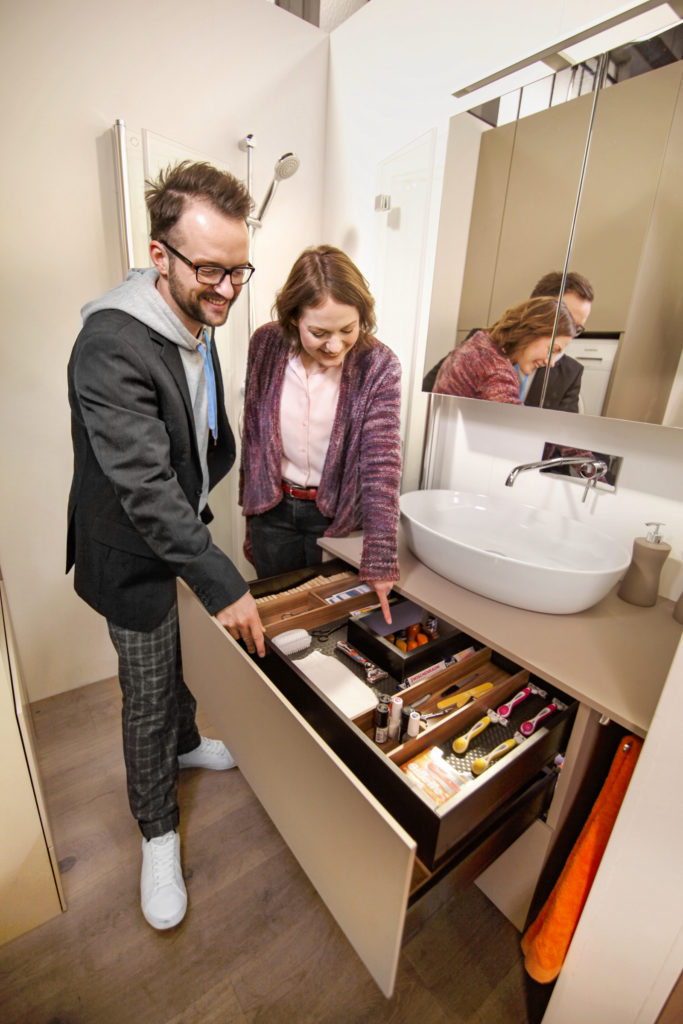 Eine U-förmig ausgeschnittene Schublade nutzt den Platz um den Siphon maximal aus. Foto: Julius Blum GmbH