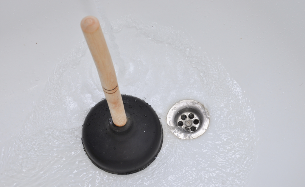 Badewanne verstopft - Was tun? – Badratgeber.com