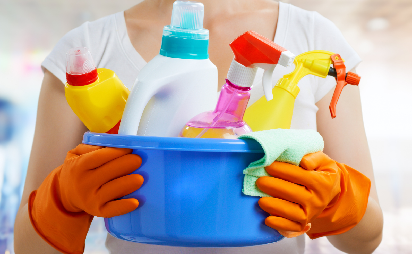 Wenn der Schimmel sehr hartnäckig ist, solltest du zu chemischen Mitteln greifen, um dein Badezimmer zu befreien.