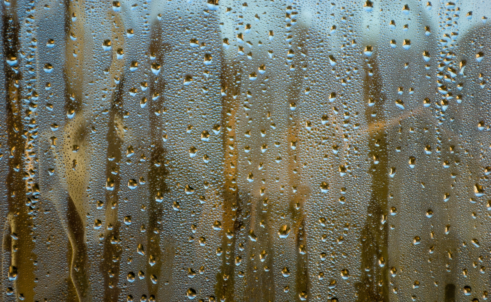 Dass Fenster nach dem Duschen oder Baden beschlagen, ist völlig normal. Du solltest aber immer für mehrere Minuten lüften.