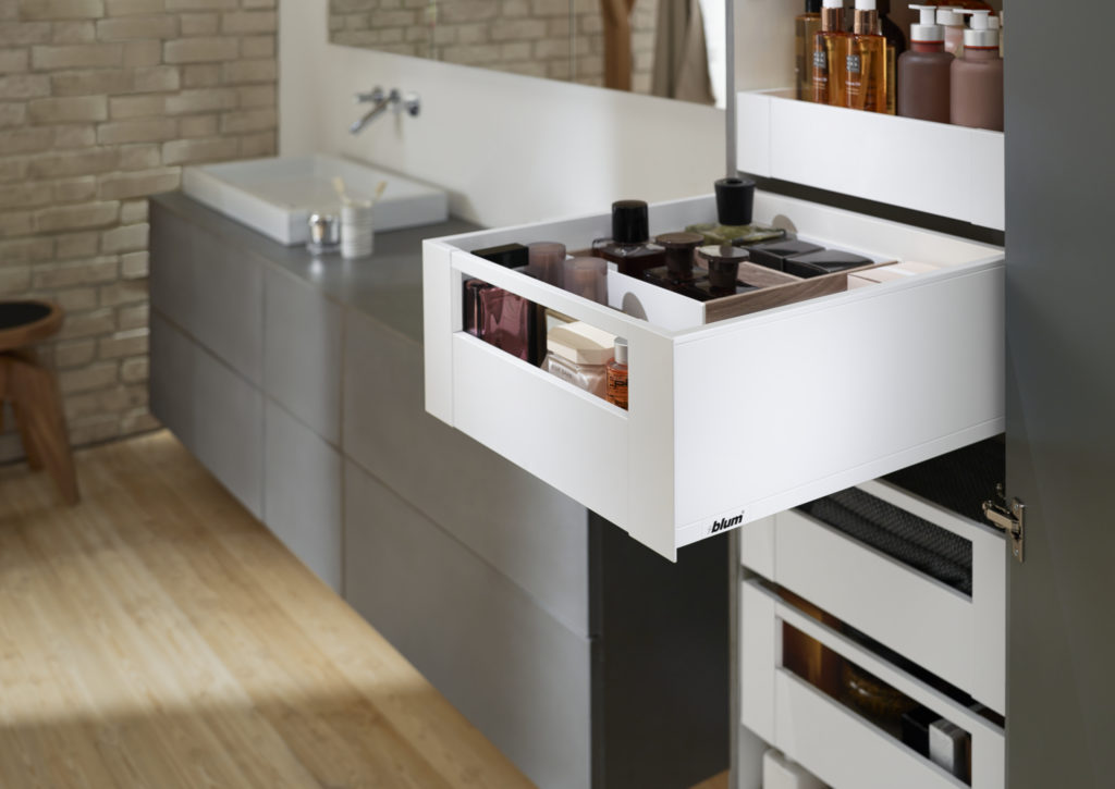 Vollausziehbare Schubladen mit hohen Rück- und Seitenwänden sind optimal für Badutensilien. Foto Julius Blum GmbH 