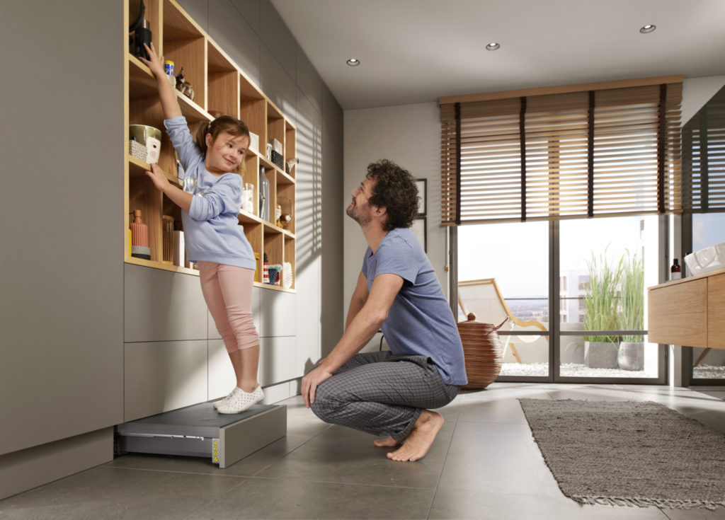 Eine Sockellösung schafft Stauraum und bietet zugleich die Möglichkeit, höhere Möbel zu planen. Foto Julius Blum GmbH