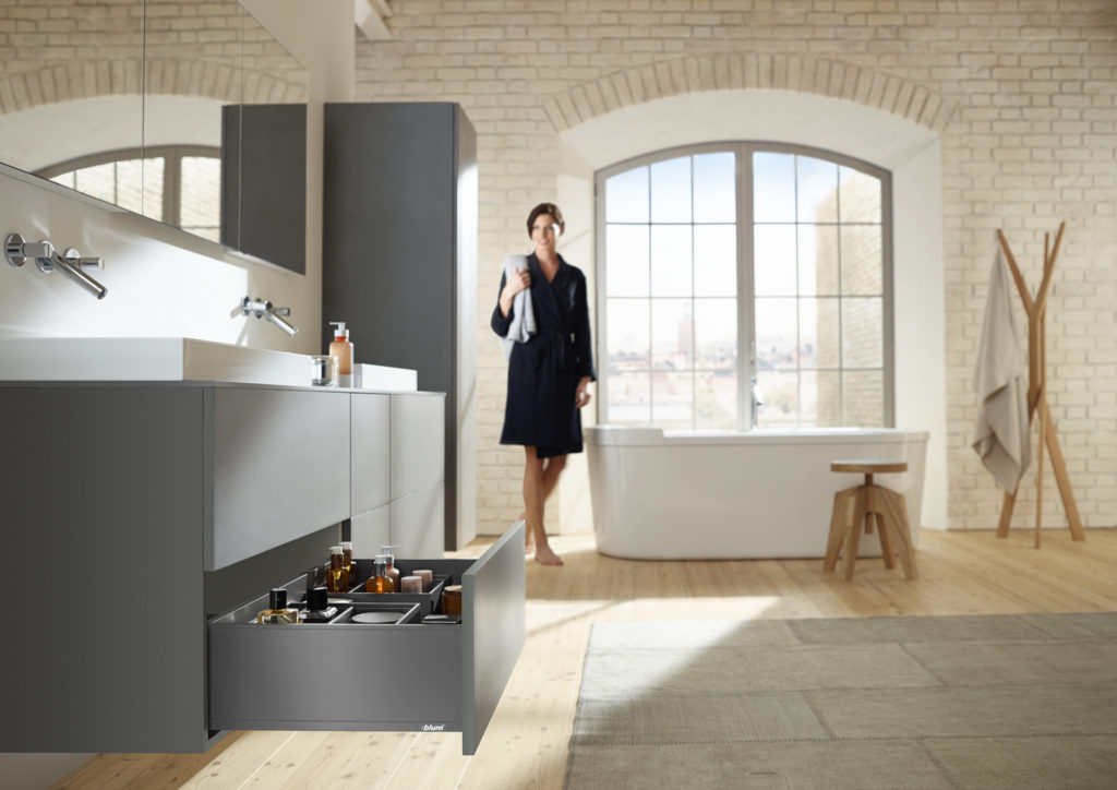 Die feinsten Pflegeprodukte für deine Schönheit verdienen nur das Beste. Mit LEGRABOX pure und LEGRABOX free kannst du dem Innenleben das Design deiner Wahl verpassen 