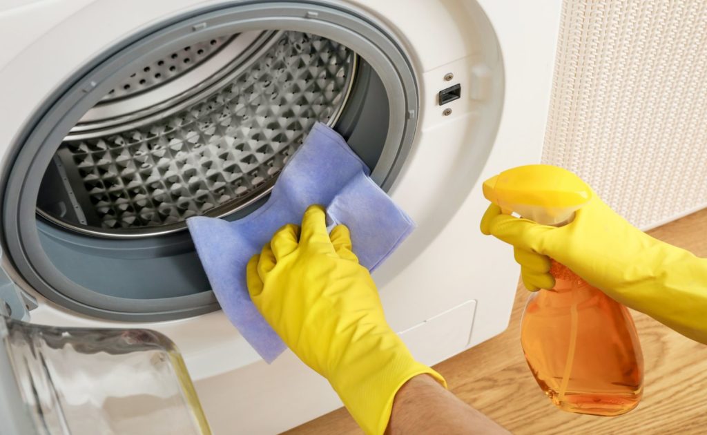Waschmaschine gut reinigen und auf Schimmel überprüfen