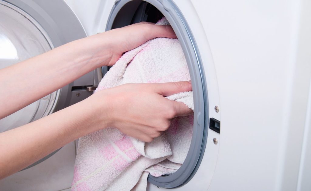 Darauf achten, die nasse Wäsche nicht zu lang in der Wäschetrommel zu lassen