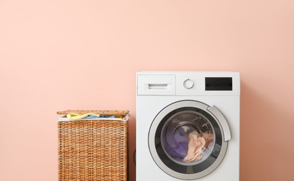 Regelmäßiges Entkalken der Waschmaschine hilft unangenehmen Gerüchen vorzubeugen