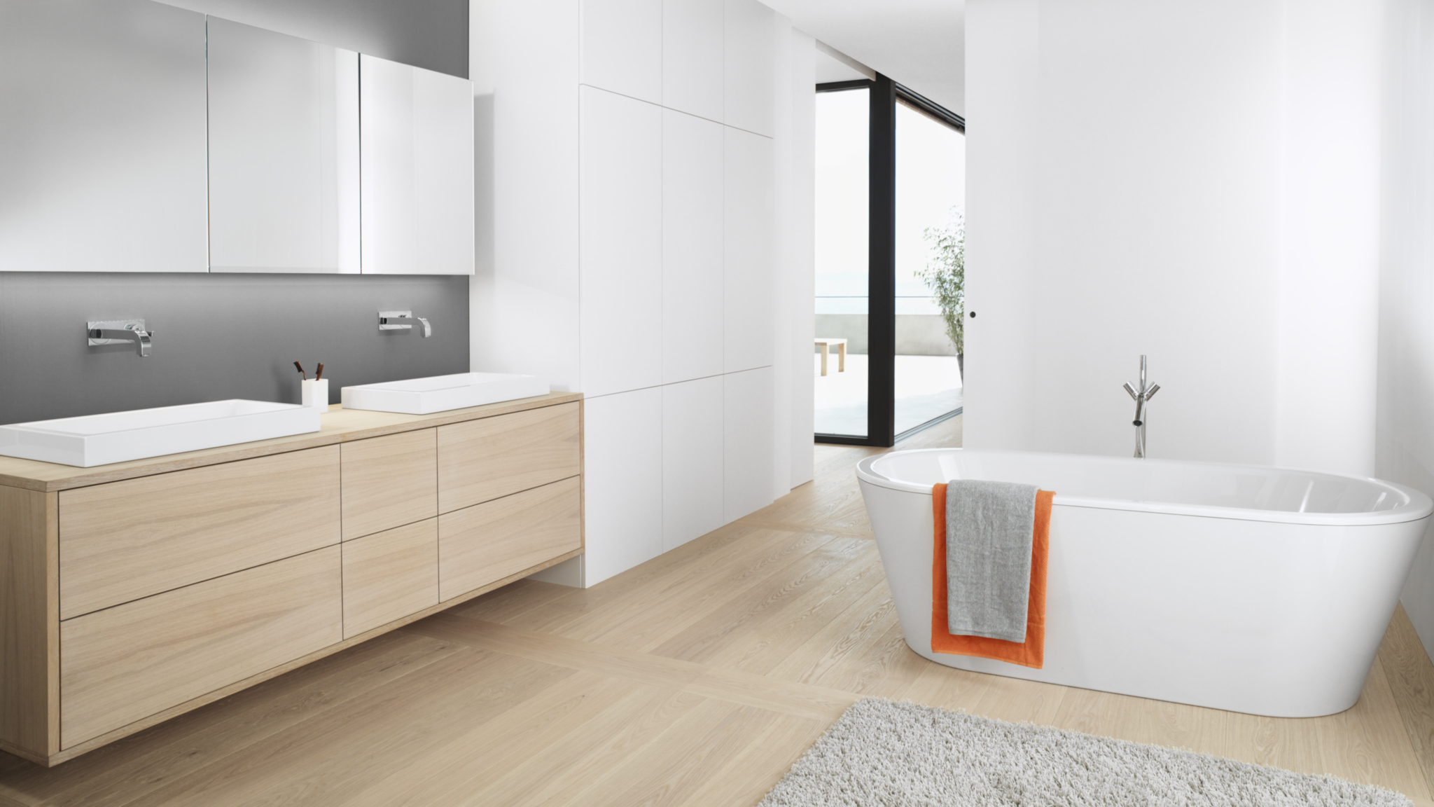 Sei es im Hoch- oder Spiegelschrank: Mit AVENTOS lassen sich im Badezimmer elegante und praktische Anwendungen umsetzen. 