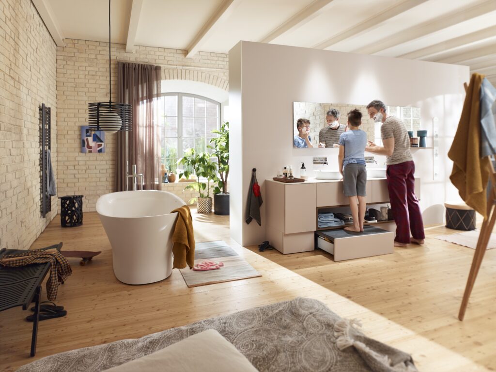 Der SPACE STEP unter dem Waschbecken unterstützt beispielsweise die Selbstständigkeit von Kindern im Badezimmer.