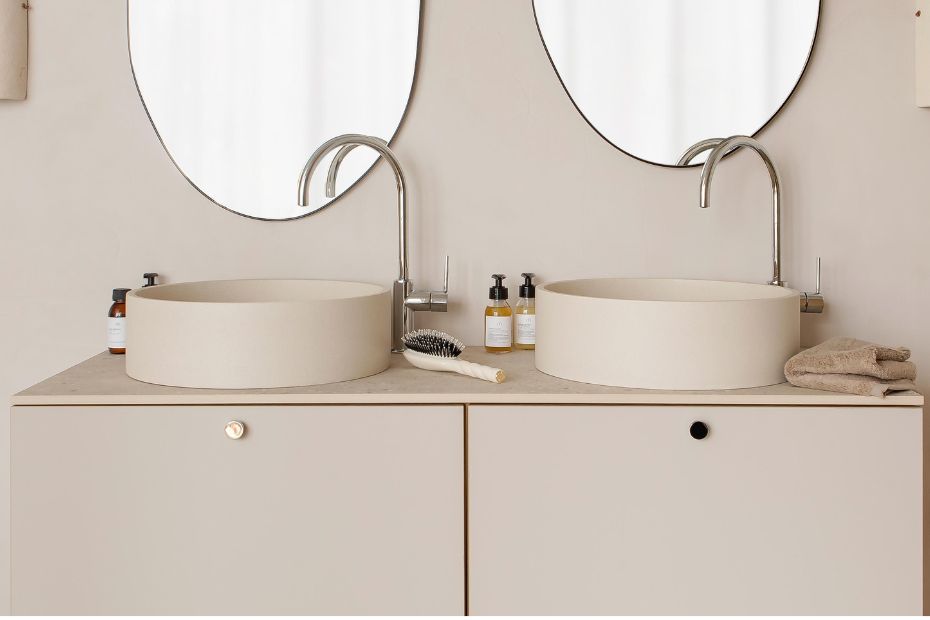 Moderner Showroom mit CUBE Badmöbeln von Plum Living, klaren Linien und natürlicher Farbgestaltung.