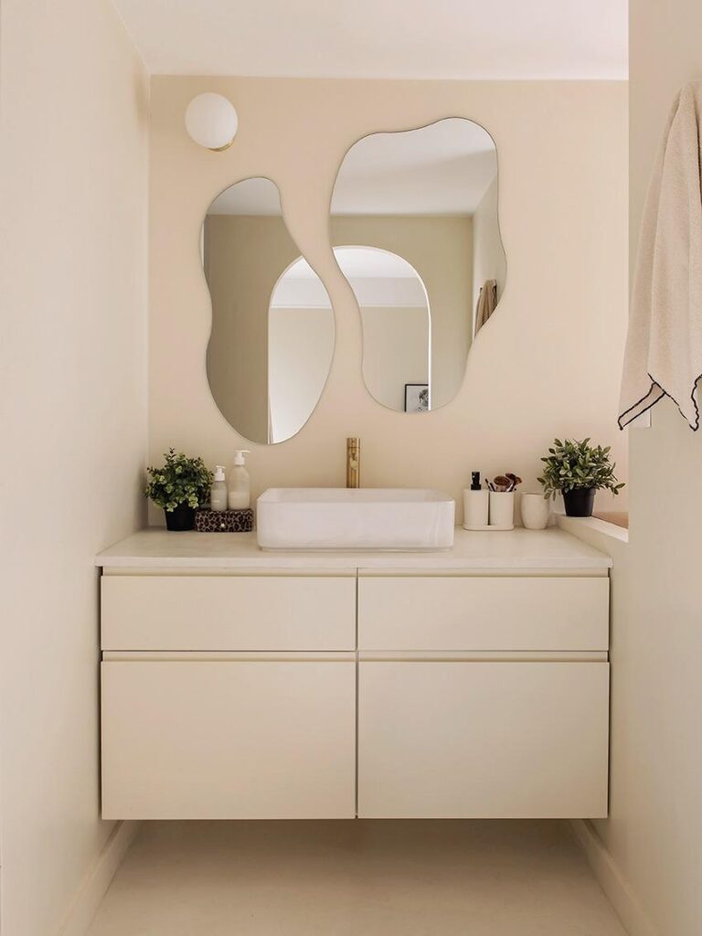 Detailansicht einer grifflosen CUBE Badmöbelfront mit feiner Kantenverarbeitung und matter Oberfläche.