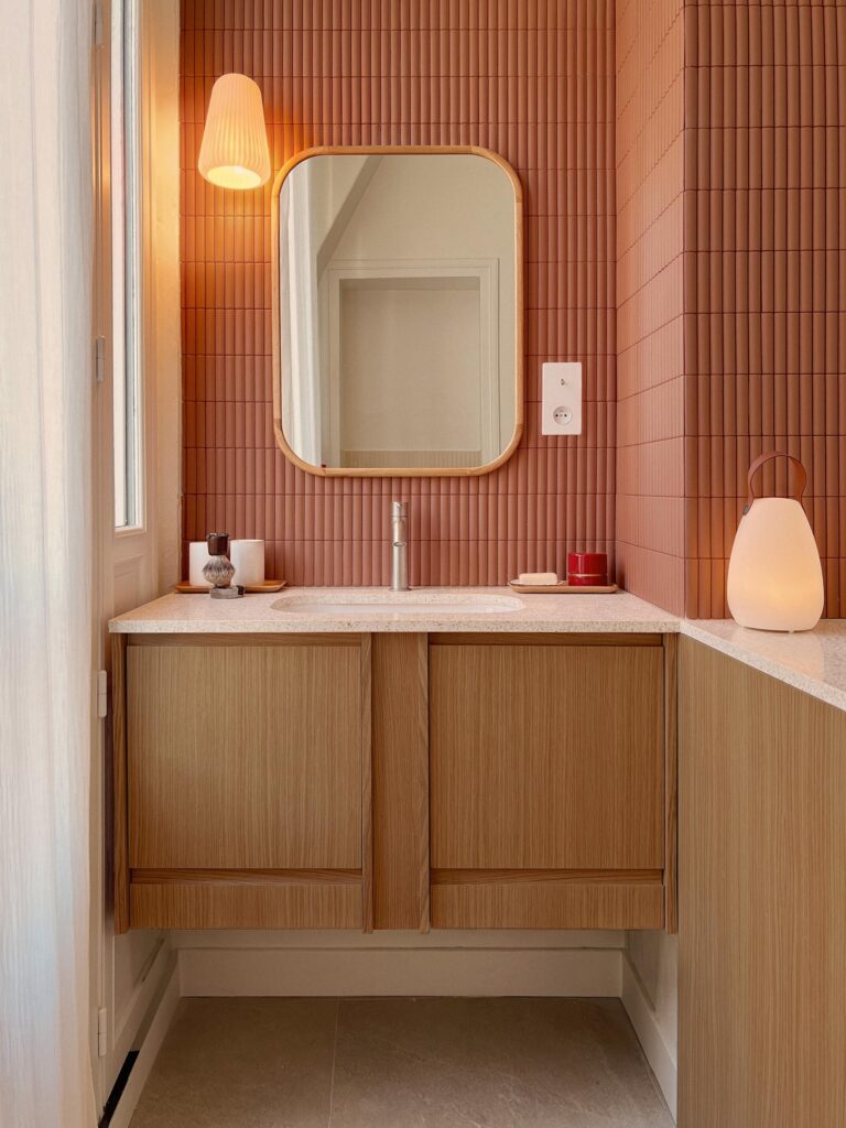 Helles Bad mit CUBE Möbeln in Rosétönen, kombiniert mit Pflanzen und heller Wandfarbe, wohnlich gestaltet.