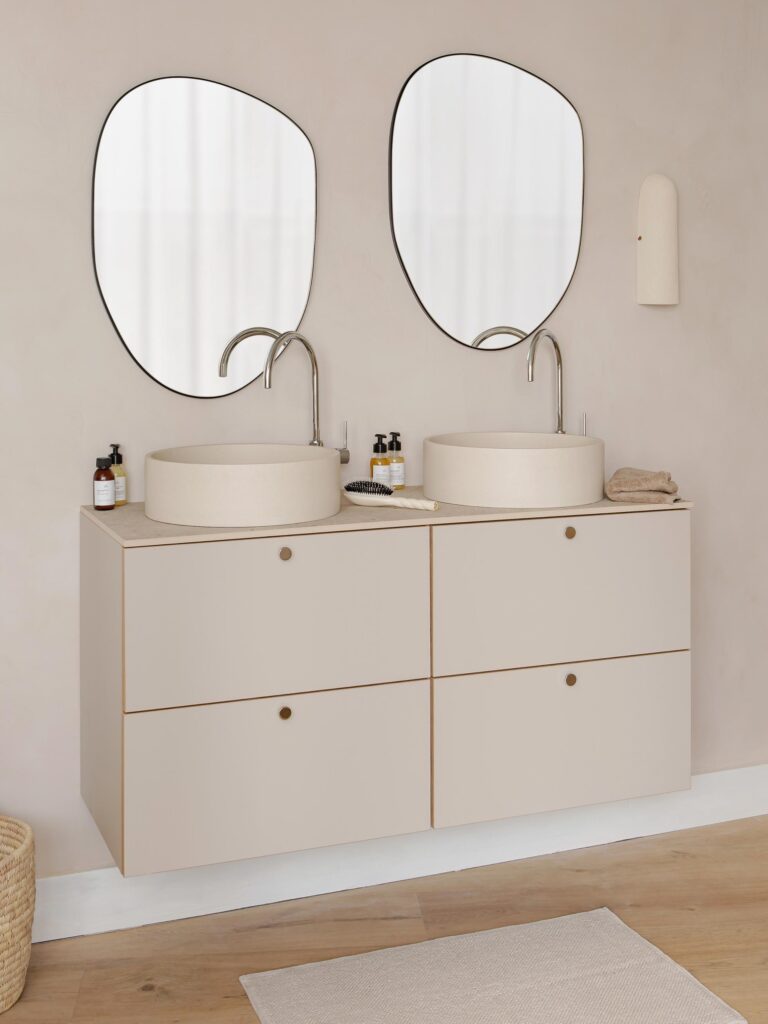 Badmöbelserie CUBE von Plum Living in heller Holzoptik, vormontiert und im Showroom ausgestellt.