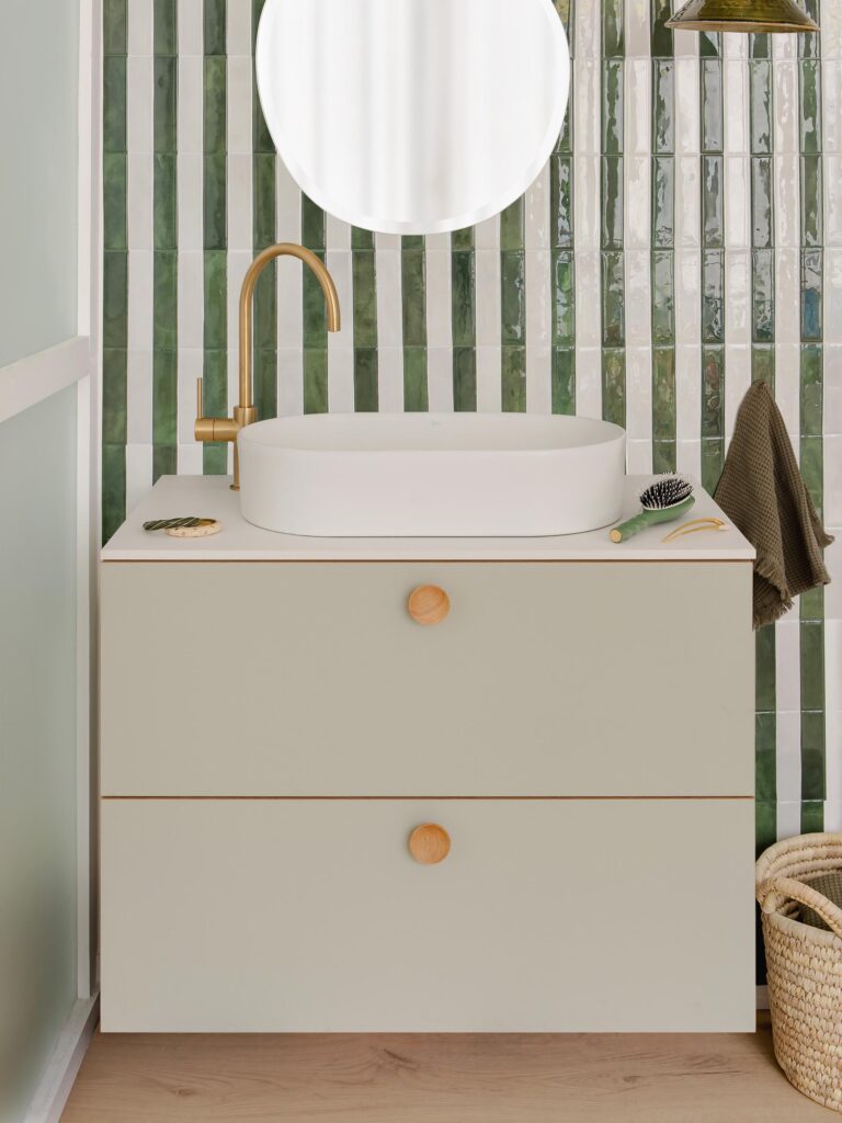 Modulares CUBE Badmöbel-System von Plum Living mit Spiegel, Unterschrank und Ablagefläche in heller Optik.