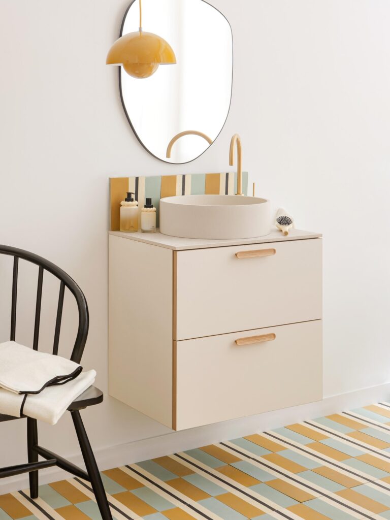 Badmöbelserie CUBE von Plum Living in heller Holzoptik, vormontiert und im Showroom ausgestellt.