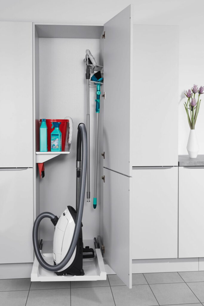 Hochschrank in der Waschküche mit Staubsauger, Reinigungsmitteln und integrierter Innenorganisation
