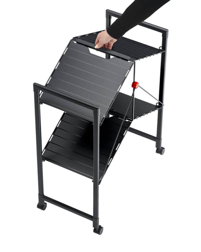 Hand klappt ein mobiles Board zusammen, um es platzsparend zu verstauen