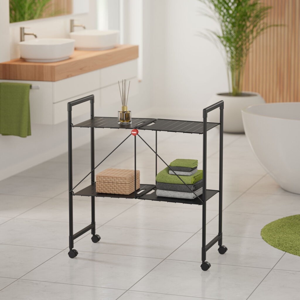 Mobiles Board im Badezimmer mit gefalteten Handtüchern und Aufbewahrungskorb neben dem Waschtisch